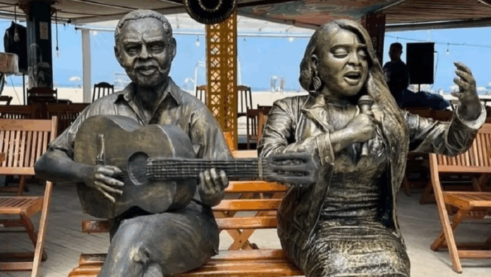 estatua-de-preta-gil-e-inaugurada-ao-lado-da-imagem-de-gilberto-gil-na-orla-de-copacabana
