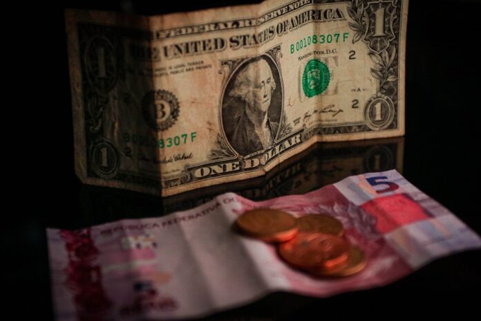 dolar-emenda-5o-pregao-de-queda-e-fecha-a-r$-5,29-na-vespera-da-super-quarta;-ibovespa-supera-os-144-mil-pela-1a-vez