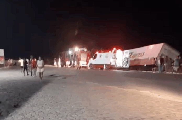 grave-acidente-na-br-101:-motorista-fica-ferido-apos-colisao-entre-carretas-em-itamaraju