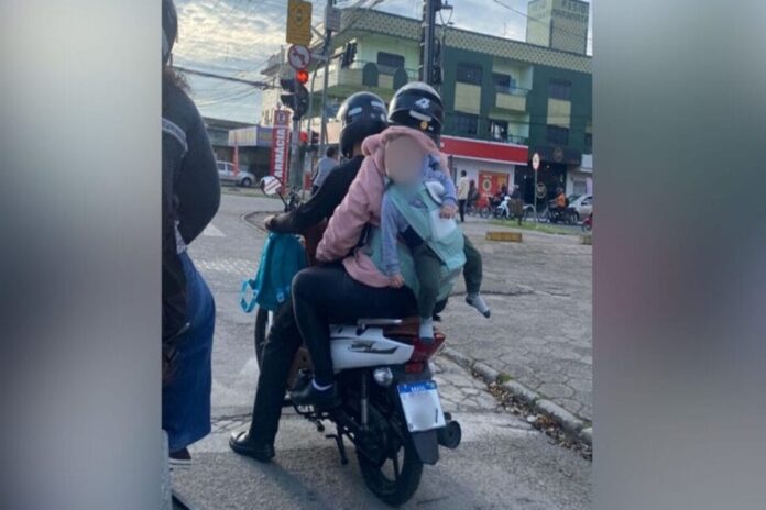flagrante:-garupa-de-motocicleta-faz-bebe-de-mochila-em-sc