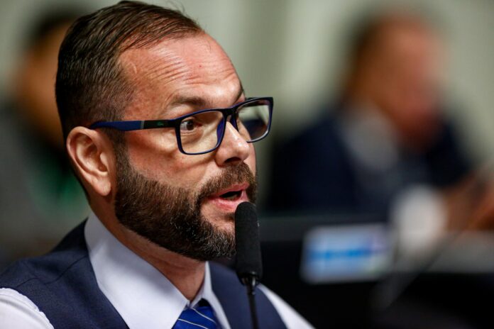 caso-kirk:-seif-quer-barrar-contrato-milionario-da-caixa-com-escritor