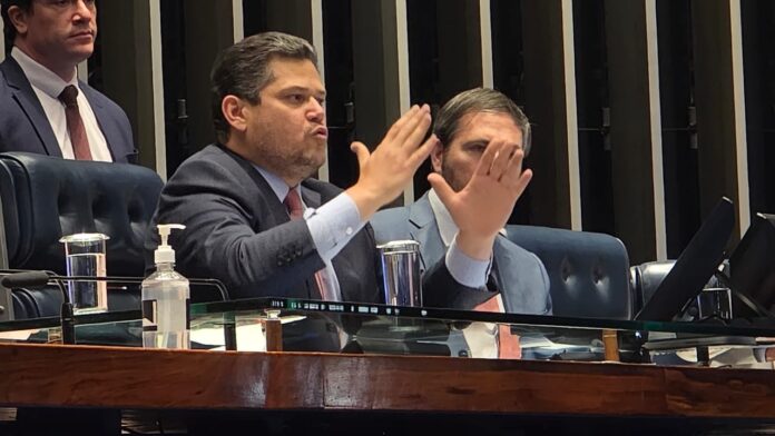 alcolumbre-garante-tramitacao-“normal”-da-pec-da-blindagem-no-senado,-diz-otto