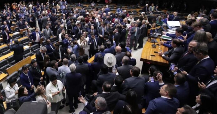 com-apoio-do-centrao,-oposicao-consegue-aprovar-urgencia-para-o-projeto-da-anistia;-baiano-pode-ser-o-relator