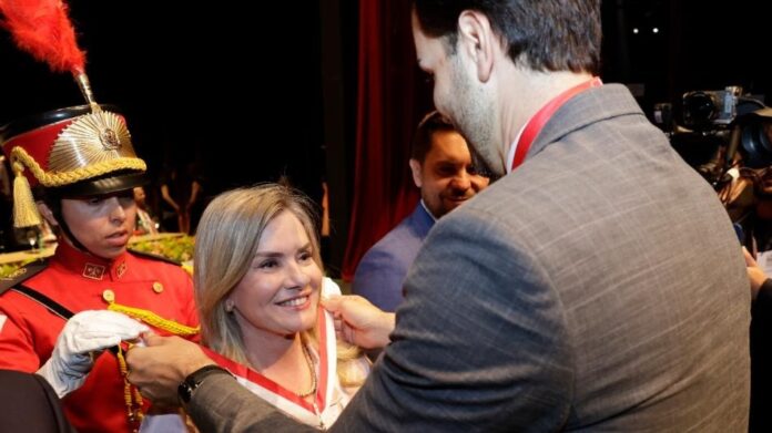 ivana-bastos-recebe-medalha-da-assembleia-de-minas-em-celebracao-aos-190-anos-da-instituicao