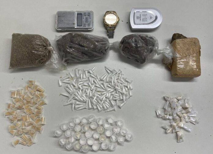 foragido-e-detido-com-drogas-pela-policia-militar-na-calcada