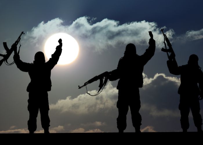 ex-terrorista-e-sua-familia-se-rendem-a-jesus-apos-ganhar-cesta-basica-de-missionarios