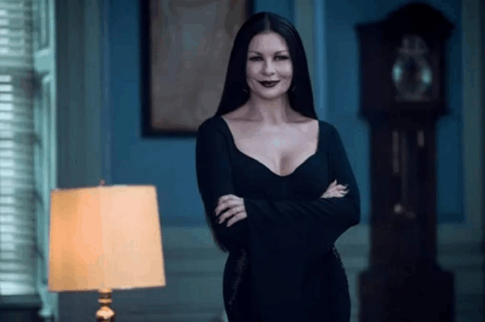 atriz-de-‘wandinha’,-catherine-zeta-jones-faz-comentario-sobre-fa-de-12-anos-e-e-criticada