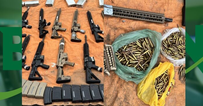 policia-civil-apreende-22-fuzis-e-tabletes-de-cocaina-em-vila-de-abrantes