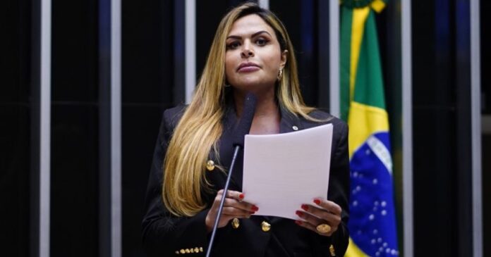 deputada-do-uniao-brasil-anuncia-desfiliacao-apos-votar-favoravel-a-pec-da-blindagem:-“erro-gravissimo”