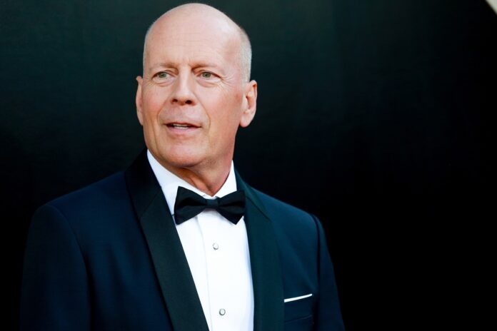 bruce-willis-aparece-em-foto-ao-lado-das-filhas;-confira