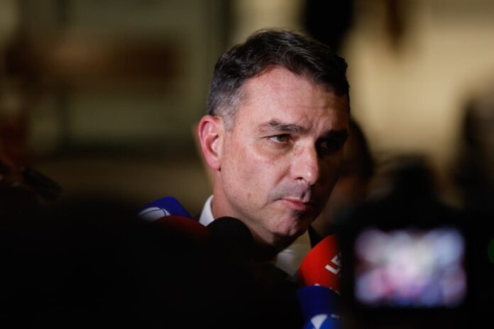 flavio-bolsonaro-sobre-ato-com-chico-e-caetano:-“mamadores-da-rouanet”