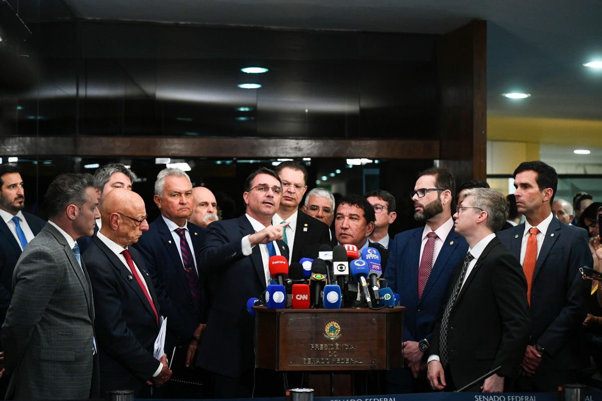 flavio-bolsonaro-chama-caetano-e-chico-de-‘mamadores-da-rouanet’