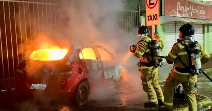 corpo-de-bombeiros-apaga-incendio-em-carro-que-bateu-em-estacionamento-de-banco-em-porto-seguro
