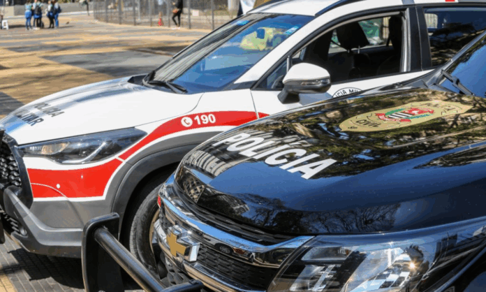 policial-de-folga-entra-na-contramao-em-rua-da-zona-oeste-de-sp-e-atinge-moto-e-carro-parados policial-de-folga-entra-na-contramao-em-rua-da-zona-oeste-de-sp-e-atinge-moto-e-carro-parados