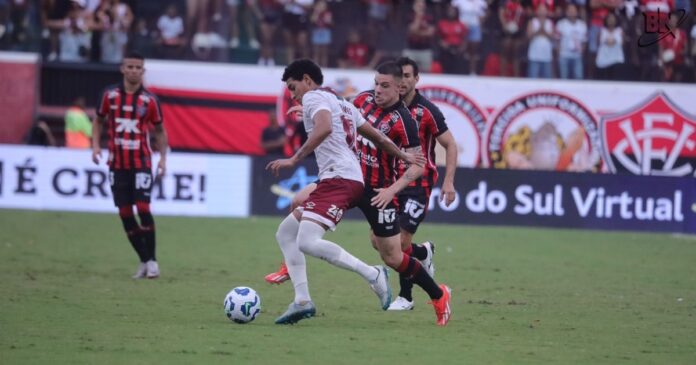com-dois-expulsos-e-arbitragem-polemica,-vitoria-perde-para-o-fluminense-no-barradao-e-se-mantem-no-z4-do-brasileiro com-dois-expulsos-e-arbitragem-polemica,-vitoria-perde-para-o-fluminense-no-barradao-e-se-mantem-no-z4-do-brasileiro