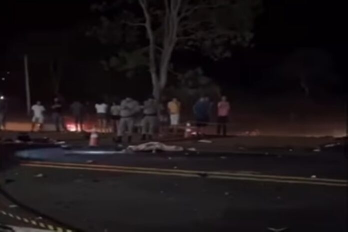 colisao-entre-caminhao,-carros-e-moto-deixa-sete-mortos-na-br-153