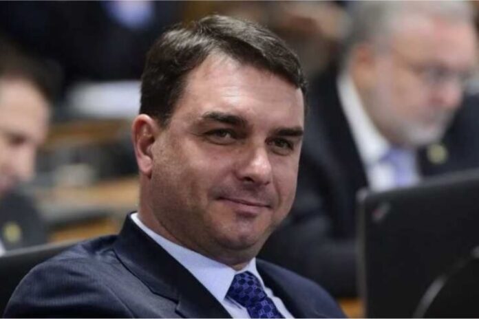 flavio-bolsonaro-responsabiliza-imprensa-mundial-por-ataques-a-direita