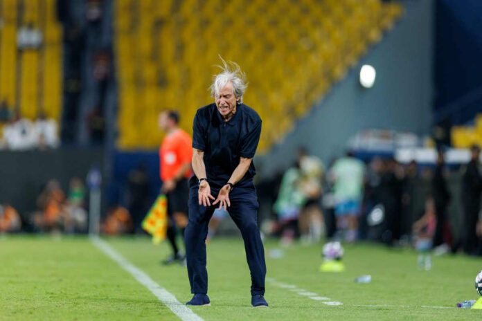 video:-revoltado,-jorge-jesus-chuta-bola-e-perde-sapato-durante-jogo
