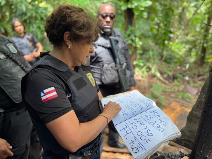 pc-realiza-novas-buscas-em-sitio-de-vila-de-abrantes-apos-apreensao-de-arsenal-e-descobre-anotacoes-de-r$-1-milhao