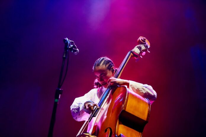esperanza-spalding-leva-ao-festival-estilo-brasil-a-apoteose-do-jazz