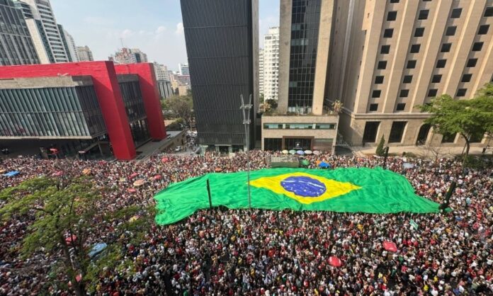 atos-contra-anistia-e-pec-da-blindagem-conta-com-chico,-caetano-e-gilberto-gil-e-leva-mais-de-42-mil-pessoas-a-paulista 