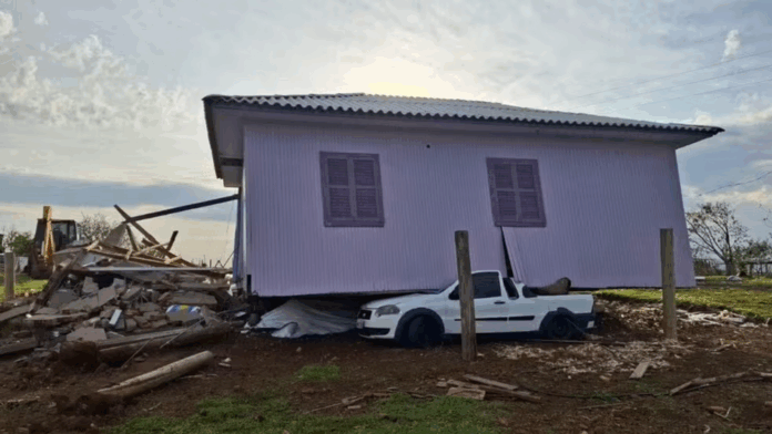 casa-e-arrastada-durante-passagem-de-tornado-por-santa-catarina
