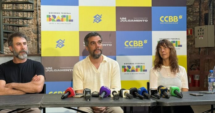 elenco-de-“um-julgamento”,-com-wagner-moura,-explica-ligacao-da-peca-com-a-politica:-“convidar-as-pessoas-a-pensar”