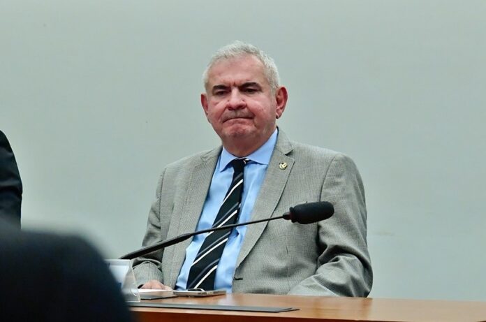apesar-de-voto-favoravel-do-filho,-angelo-coronel-se-declara-contra-aprovacao-da-pec-da-blindagem:-“precisa-arquivar”
