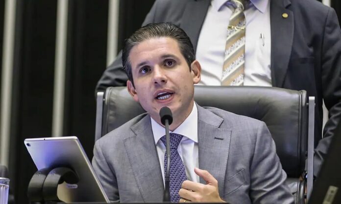 hugo-motta-defende-pec-da-blindagem-e-diz-que-proposta-garante-livre-exercicio-do-mandato-parlamentar