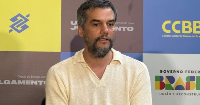 wagner-moura-explica-motivo-para-retornar-ao-teatro-em-salvador:-“o-meu-axe-e-aqui”