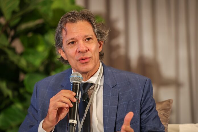 em-dia-de-ata-do-copom,-haddad-diz-que-juro-“nem-deveria-estar-em-15%”