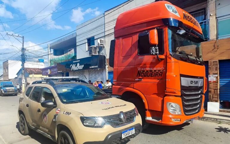 mulher-morre-e-filho-fica-ferido-apos-atropelamento-por-carreta-em-feira-de-santana