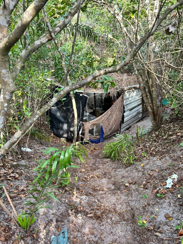 policia-civil-destroi-acampamento-do-bdm-usado-para-trafico-no-bairro-de-itapua,-em-salvador