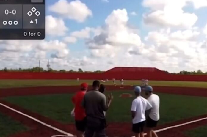 video:-treinador-de-beisebol-e-atingido-por-bala-perdida-durante-jogo