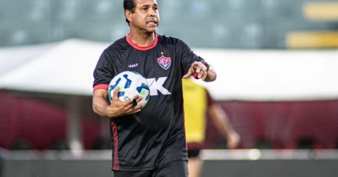 a-espera-de-jair-ventura,-rodrigo-chagas-dirige-treino-do-vitoria