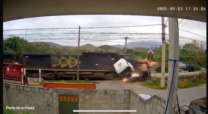 video:-caminhao-e-atingido-por-trem-em-vassouras,-no-rio-de-janeiro