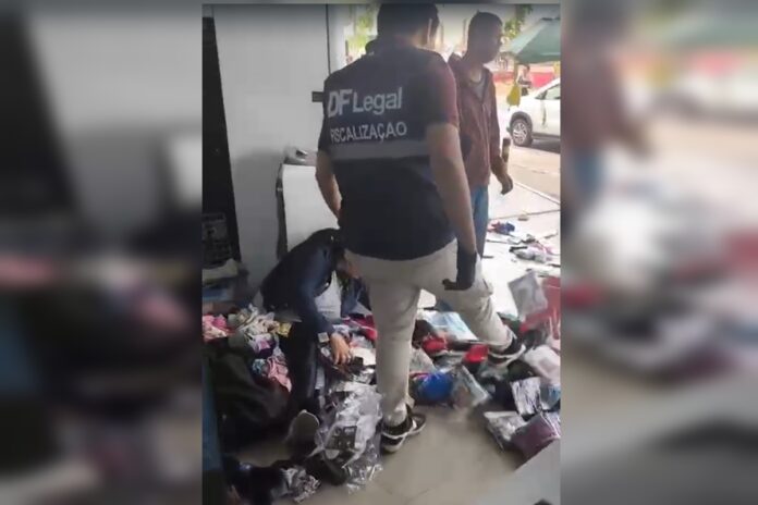 video:-fiscal-da-df-legal-chuta-mercadoria-de-ambulante-caida-no-chao
