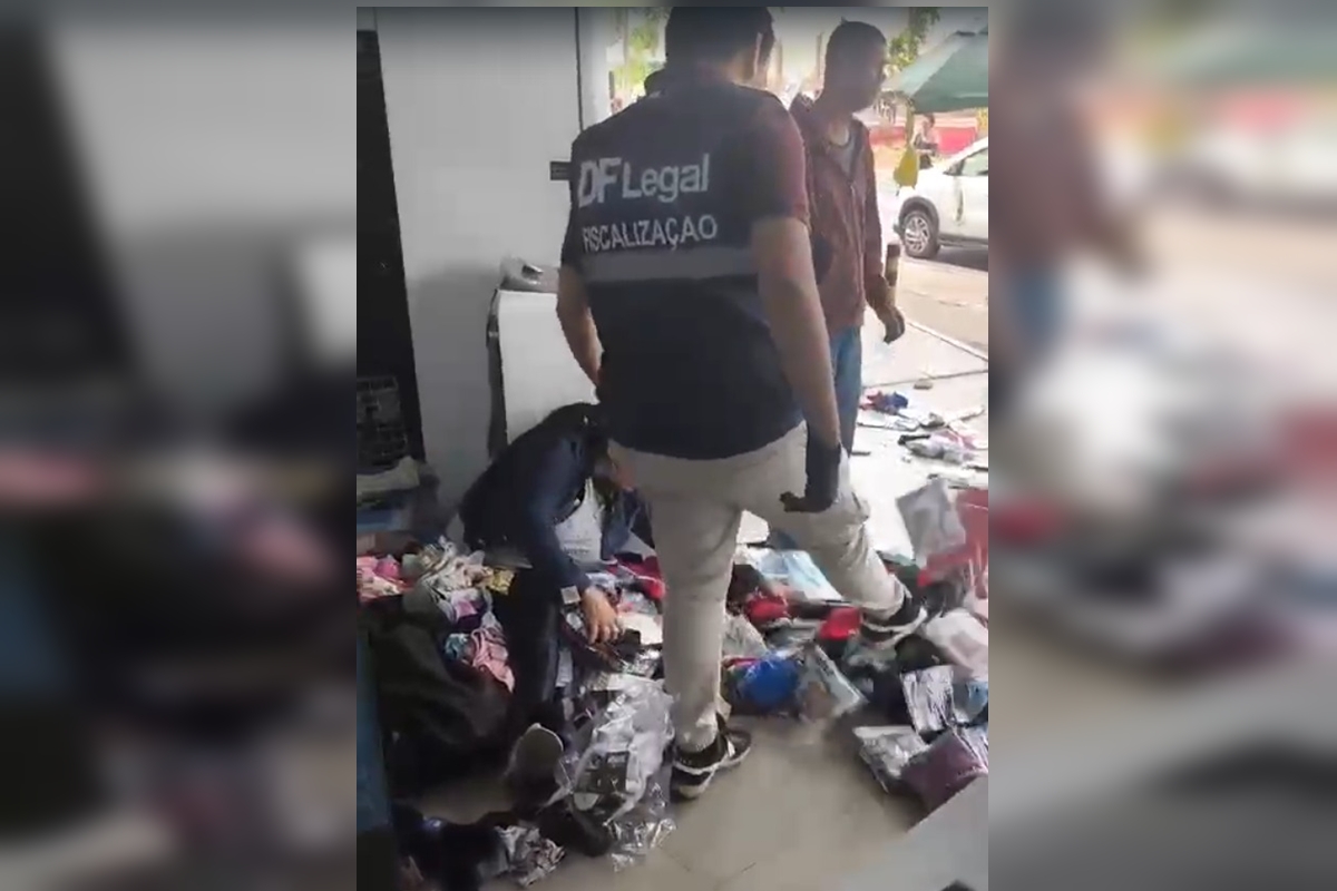 video:-fiscal-da-df-legal-chuta-mercadoria-de-ambulante-caida-no-chao