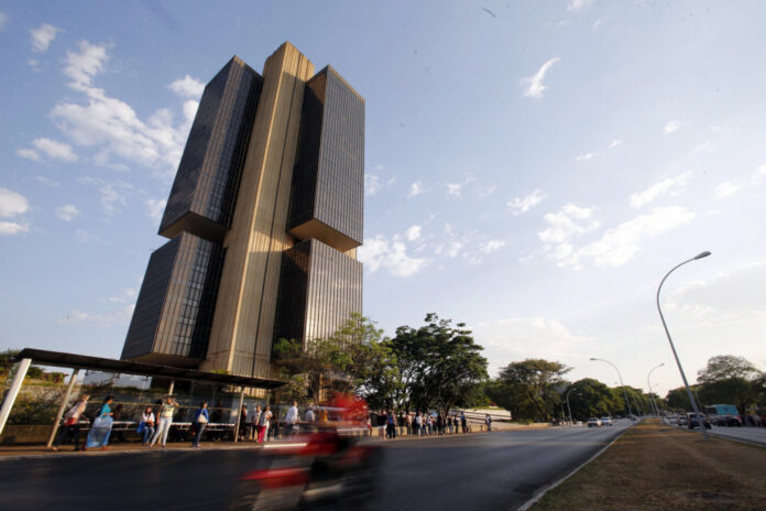 banco-central-projeta-desaceleracao-do-pib-e-inflacao-acima-da-meta-ate-2028