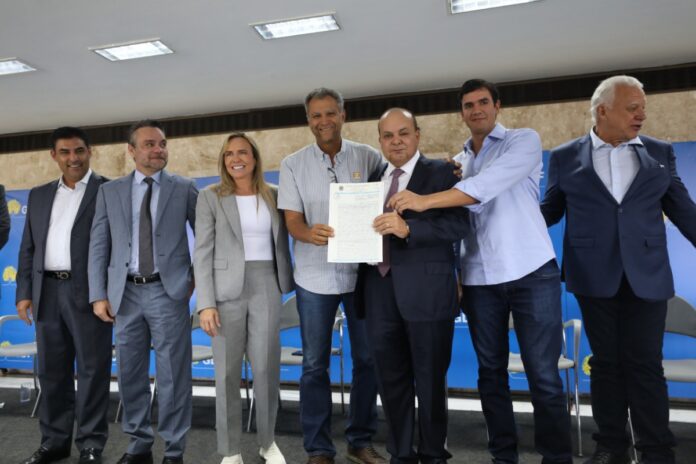 ibaneis-entrega-escrituras-e-contratos-para-regularizacao-de-empresas