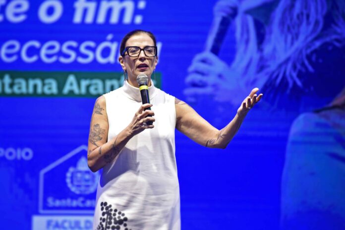 autora-e-paliativista,-ana-claudia-quintana-reflete-necessidade-de-sensibilizar-populacao-sobre-cuidados-paliativos