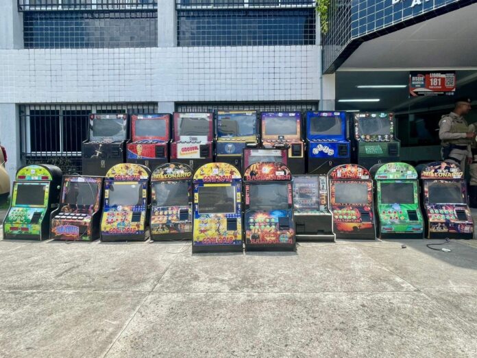 pm-apreende-19-maquinas-caca-niqueis-e-drogas-no-centro-de-abastecimento-de-feira