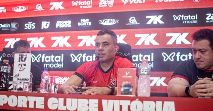 quarto-tecnico-do-vitoria-no-ano,-jair-ventura-mira-reacao-na-serie-a:-“confianca-total”