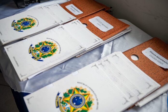 prefeitura-municipal-realiza-entrega-de-titulos-de-propriedade-e-transforma-o-sonho-da-casa-propria-em-realidade-para-mais-de-100-familias