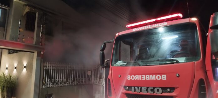 casa-pega-fogo-no-bairro-andaia,-em-santo-antonio-de-jesus;-bombeiros-controlam-chamas