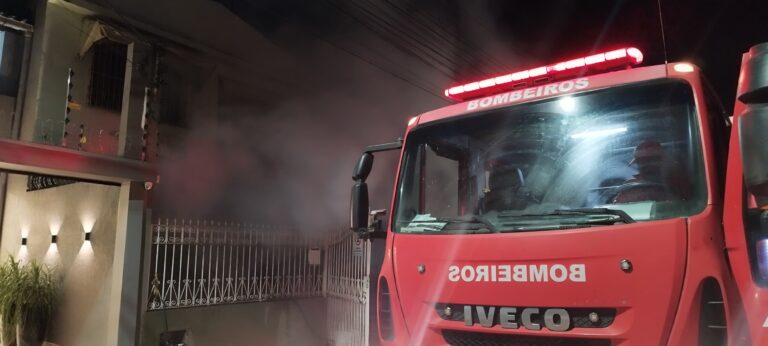 casa-pega-fogo-no-bairro-andaia,-em-santo-antonio-de-jesus;-bombeiros-controlam-chamas