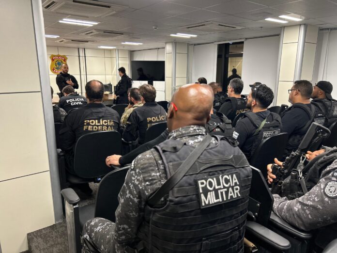 forcas-de-seguranca-deflagram-operacao-que-mira-repasse-de-armas-e-municoes-para-faccao-criminosa-em-salvador forcas-de-seguranca-deflagram-operacao-que-mira-repasse-de-armas-e-municoes-para-faccao-criminosa-em-salvador