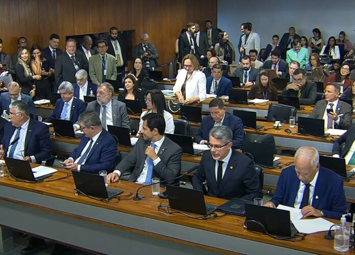 no-pl,-deputados-se-irritam-com-senadores-que-votaram-contra-blindagem
