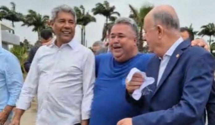 video:-em-momento-descontraido-dilsinho-rei-momo-pede-“casamento”-entre-jose-ronaldo-e-jeronimo-rodrigues