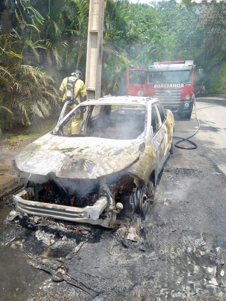 incendio-consome-carro-por-completo-na-estrada-da-balsa,-em-arraial-d’ajuda;-bombeiros-controlam-fogo